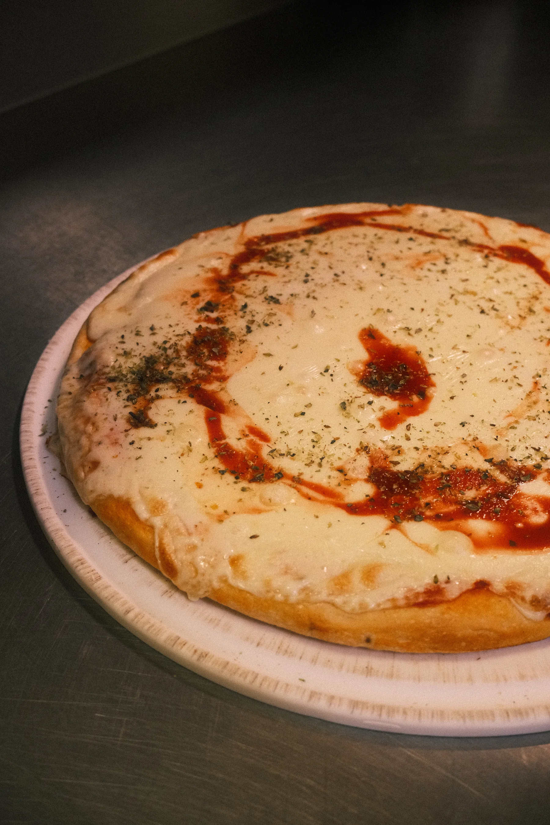 Pizza muzzarella de Don Simon recién horneada